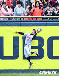 Park Hae-min’s Clutch Catch in Korean Series Game 1