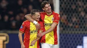 Razendsnelle goals in Almere en Deventer, PSV op rozen • Om 21.00 uur: AZ-Ajax