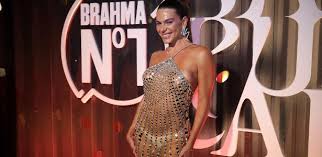 Mariana Goldfarb aposta em look transparente para camarote da Sapucaí