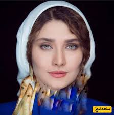 نگاهی به چیدمان شیک و مدرن منزل ساناز سعیدی، صدیقه سریال بچه مهندس/گوشه‌ای دنج، مزین شده با کتابخانه‌ای پرشور و گل‌هایی چشم‌نواز