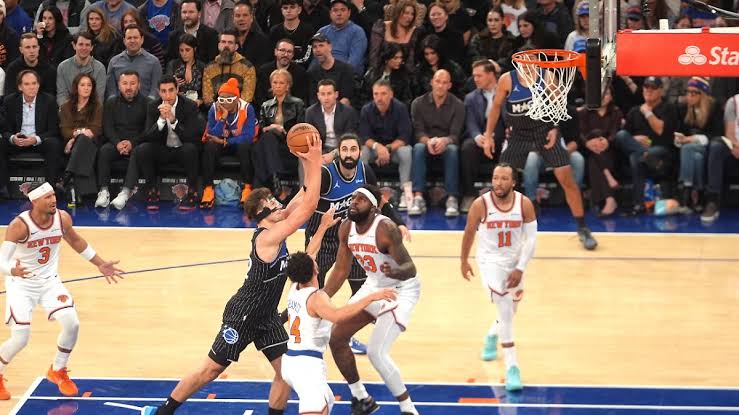 Erste Heimniederlage für Knicks: Maskenmann Wagner stürmt ...
