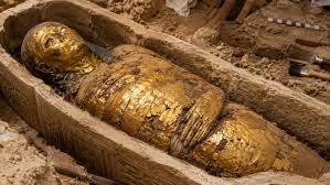 A tumba de Hekashepes ficou intacta por 4.300 anos e revelou uma múmia coberta por ouro