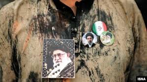 خامنه‌ای؛ تابوت پدر، تاج پسر