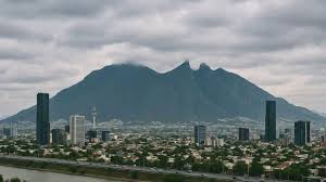 Lunes fresco y cielo parcialmente nublado en Nuevo León