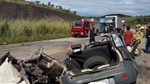 Carro parte ao meio e motorista morre em acidente na BR-116 em MG