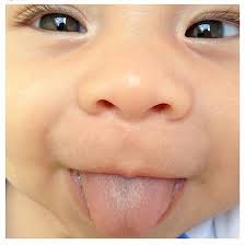 Filho de Dentinho e Dani Souza mostra língua para foto - bruno-lucas-dentinho-dani-souza