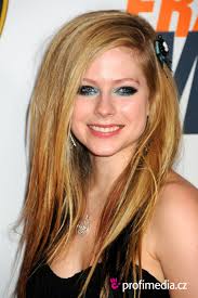 ... ako Avril Lavigne na jednu stranu vlasov, ale vybalansovať tento zdanlivo sladký vzhľad s výrazným mejkapom a strapatejším stylingovaním dlhých vlasov. - lavigne1au3110