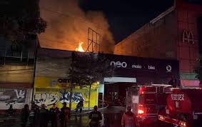Incendio consume tienda de motocicletas en el centro de Toluca