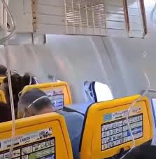 Passageira diz que homem sugado durante voo estava com cabeça e pescoço para fora de avião e 'por sorte estava de cinto'