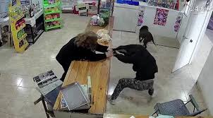 Una comerciante forcejeó con una delincuente que intentó robarle la caja registradora