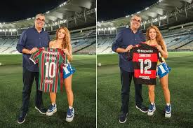 No Rio, Shakira visita Maracanã e ganha camisas de Flamengo e Fluminense