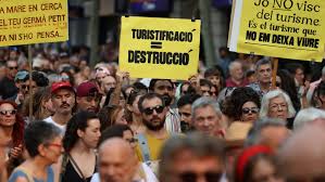 Multitudinaria protesta en Palma contra la masificación turística: “Está todo sobreexplotado”