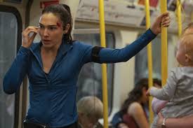 'Corrida Contra O Tempo', com Gal Gadot, estreia com mãe sendo levada ao seu limite para ter filho de volta