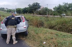 Pai capota carro com a filha na Dutra durante ligação de vídeo para a ex-mulher