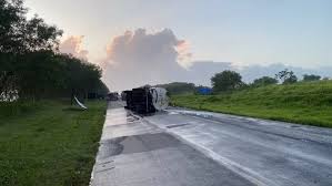 Trecho da BR-324 é bloqueado após acidente com caminhão-tanque