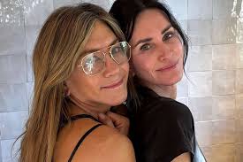 Jennifer Aniston revela detalles íntimos de sus amistades con Courteney Cox y Selena Gomez - Imagen ilustrativa del artículo