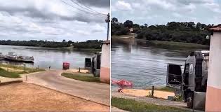 Carreta perde freio e afunda no Rio Tocantins durante travessia entre municípios; veja vídeo