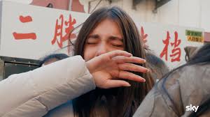 I sette mostri di Pechino Express piegano (letteralmente) Chanel Totti e Michelle Masullo: la corsa verso il secchio dopo aver mangiato cimici e scorpioni - Video