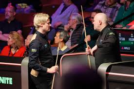John Higgins' chilled-out approach tested in gruelling Neil Robertson joust which delays evening action