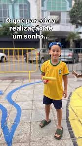 É tanta sinceridade que agora o hexa vem! 🤣🇧🇷 Esse mini querido realizou o sonho de aparecer na TV durante uma entrevista ao SBT. Mas a língua foi igual um chicote e ele lançou essa: “Não é na Globo, é no SBT… Mas tá bom”. 🗣️ Isso é papo de undaiá