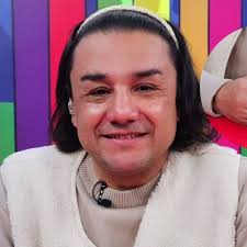 Esteban Macías explota tras burlas por su nueva imagen y explica por qué se cambió el look: “así soy más yo”