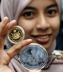 KOTA BHARU: Kerajaan Pas Kelantan semalam melancarkan Dinar Emas dan Dirham Perak sebagai mata wang alternatif untuk pelbagai urusan termasuk perniagaan, ... - dinardirham-kelantan-v2