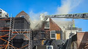 Grote woningbrand in het centrum van Dordrecht tijdens werkzaamheden: ‘Ineens zag ik rookpluimen’