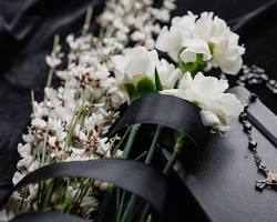 Image of Angajat al unei firme de pompe funebre oferind consiliere unei familii îndurerate