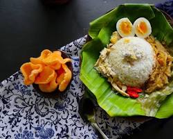 Gambar Nasi Liwet Solo served on a banana leaf