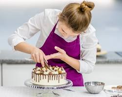 Image de Person Decorating a Cake