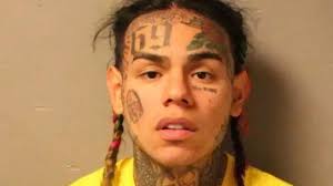 ¿Murió el rapero Tekashi 6ix9ine? Esto se sabe de su estado de salud tras ser apuñalado en prisión