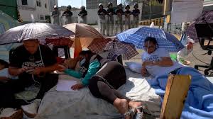 Familiares de presos políticos en huelga de hambre y encadenados en Venezuela