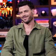 Heated Rivalry Star François Arnaud Reveals Actress Who Slid Into His DMs