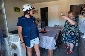 As France’s Elders Swelter in the Heat, Postal Workers Come to the Rescue
