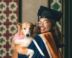 graduate hugging their petの画像