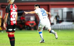 Cruzeiro supera o Vitória de virada e ajuda Grêmio e Inter na luta contra o rebaixamento