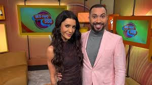 Thais Braz e Rafa Kalimann posam juntas em estúdio do BBB 23. Thais usa vestido marrom e Rafa terno rosa.