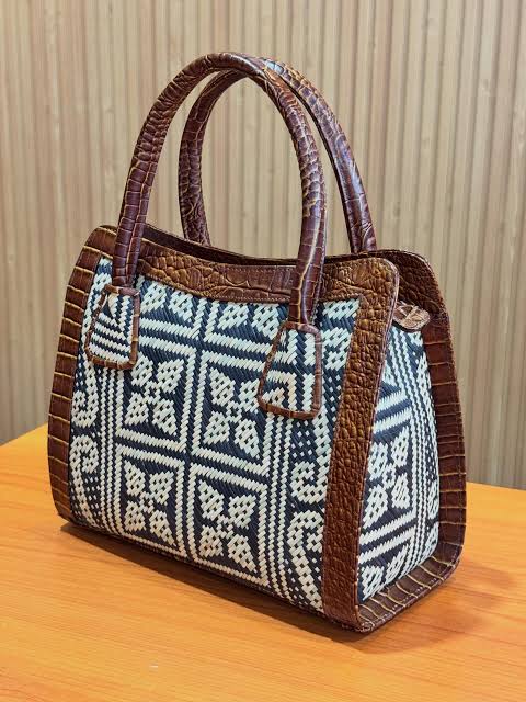 Dari tangan pengrajin ke gaya kamu. Tas berbahan rotan alami ...