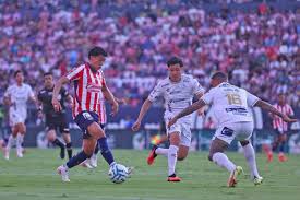 Chivas se impone 3-0 al San Luis y es sublíder