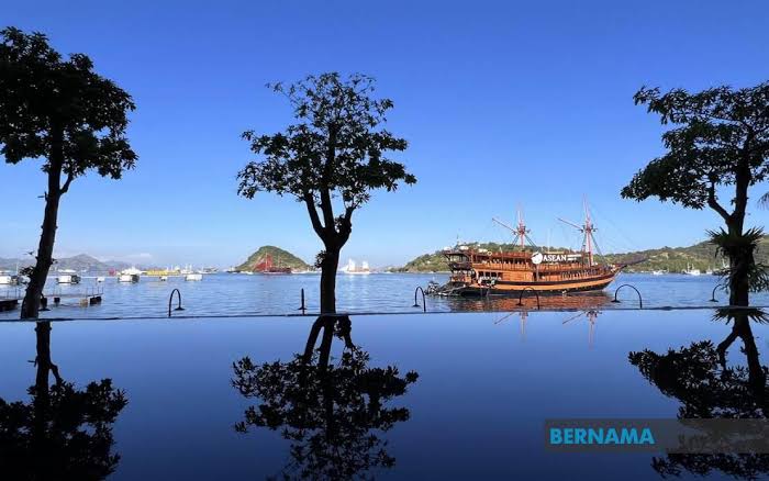 BMKG reports 7.7-magnitude earthquake near Mbay Village in Nagekeo District, East Nusa Tenggara; minor tsunami waves hit several coastal areas