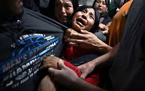 Harrowing image of children clinging to detained father named World Press Photo of the Year