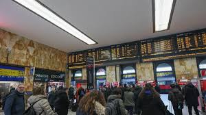 Bologna, sabotaggio alla linea ferroviaria e caos treni: «Cavi danneggiati, l'ipotesi di un atto anarchico contro i Giochi», a Pesaro cabina incendiata. Salvini: «Atto di delinquenza»