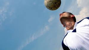 Daunele invizibile cauzate de lovirea mingii cu capul în sport