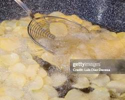 historical image of a chef frying potato chips in a panの画像