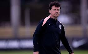 Torcedores mandam recado a Fernando Diniz após Internacional x Corinthians