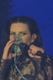 Laura Pausini ferma il concerto: paura sul palco, ha bisogno dell'ossigeno