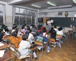 小学校の授業風景の画像