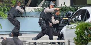 Image result for foto Polisi terlibat baku tembak dengan pelaku peledakan bom di kawasan Sarinah, Jalan MH Thamrin, Jakarta,