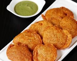 Aloo pakora (aloo bajji) Indian fritter with potatoes