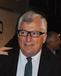 Patrizio Bertelli. Chiuso il 2010 a oltre 2 miliardi di euro, il Gruppo Prada si allea con Al Tayer Insigna Llc per sviluppare la rete di distribuzione al ... - Prada_Patrizio_Bertelli_dentro